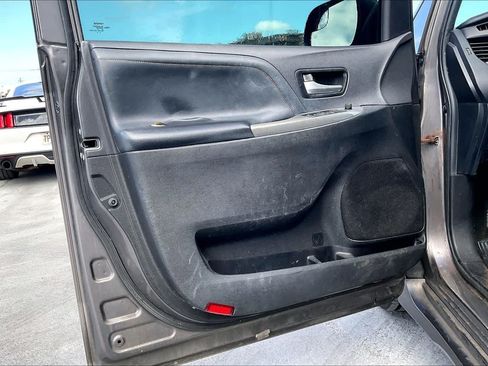 Used 2016 Toyota Sienna SE FWD image 27