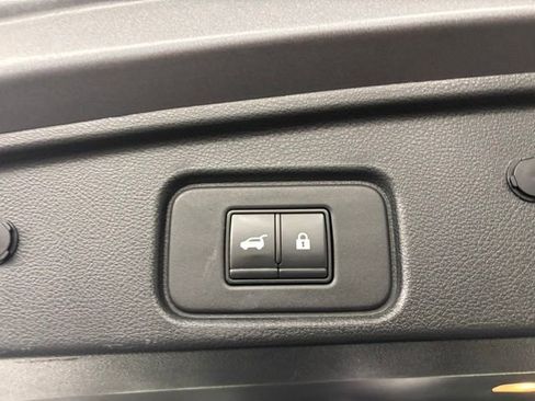 Used 2022 Nissan Pathfinder SV w/ SV Premium Package image 39