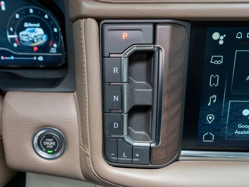Used 2022 GMC Yukon XL Denali w/ Denali Premium Package image 25