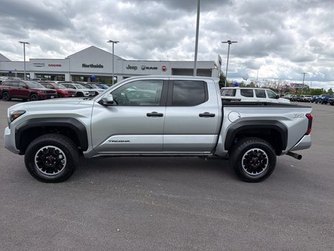 Used 2025 Toyota Tacoma TRD Off-Road AWD/4WD image 10