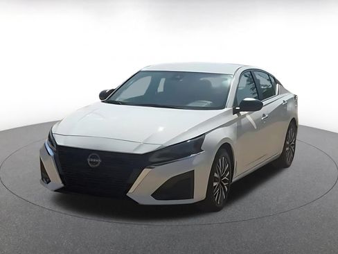 Used 2025 Nissan Altima 2.5 SV FWD image 7