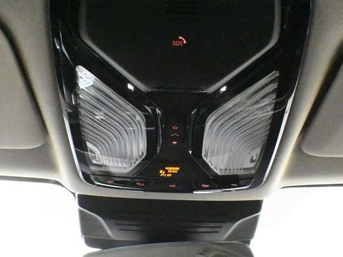 Used 2025 BMW X7 xDrive40i w/ Premium Package image 22