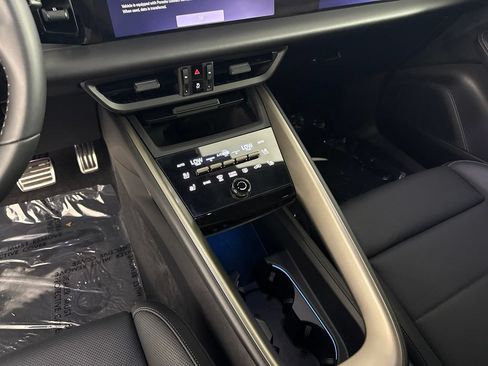 Certified 2025 Porsche Macan Turbo Electric AWD/4WD image 24