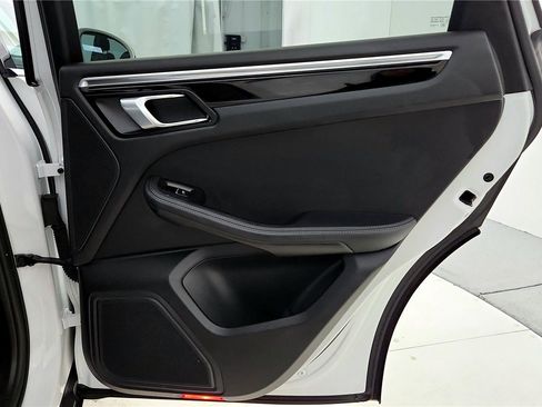 Used 2021 Porsche Macan image 30