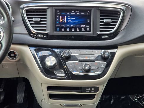 Used 2020 Chrysler Pacifica Touring-L FWD image 31