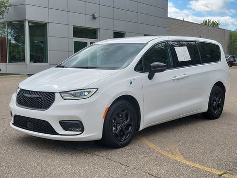 Used 2024 Chrysler Pacifica Limited FWD image 2