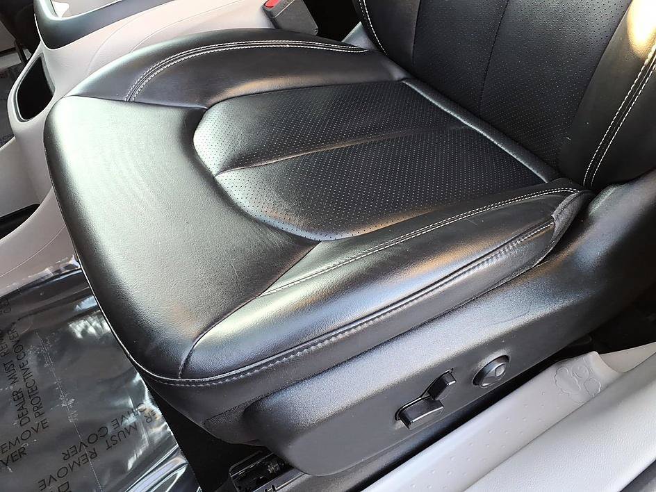 Used 2023 Chrysler Pacifica Touring-L FWD image 17