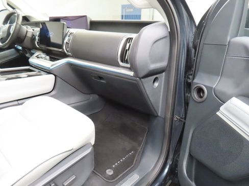 Used 2025 Ford Expedition Max Platinum w/ Platinum Ultimate Package AWD/4WD image 40