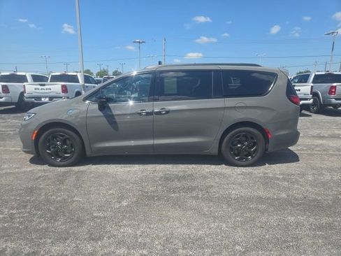 Used 2024 Chrysler Pacifica Limited FWD image 4