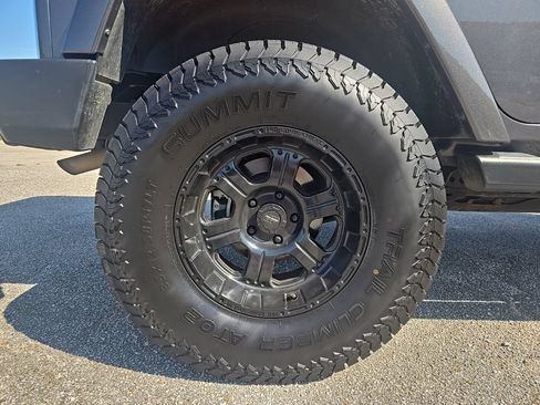 Used 2016 Jeep Wrangler Unlimited Sahara w/ Connectivity Group AWD/4WD image 28