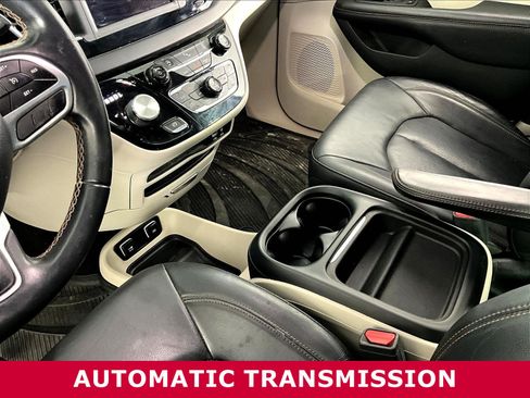 Used 2018 Chrysler Pacifica Touring-L FWD image 17
