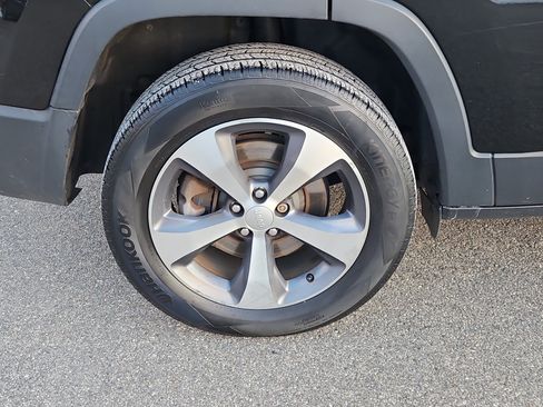 Used 2020 Jeep Cherokee Limited image 4