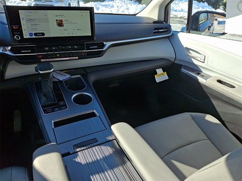 New 2026 Toyota Sienna XLE image 12