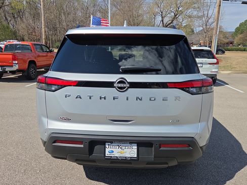 Used 2025 Nissan Pathfinder SV image 4