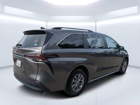 Used 2024 Toyota Sienna XLE FWD image 3