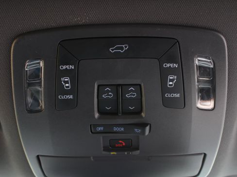 Used 2022 Toyota Sienna XSE w/ XSE Plus Package AWD/4WD image 12