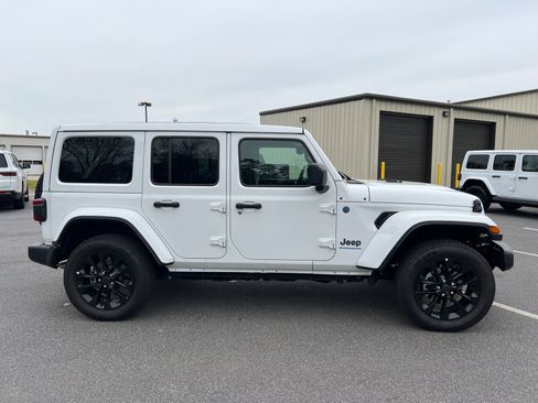 Used 2025 Jeep Wrangler Sahara w/ Safety Group image 4