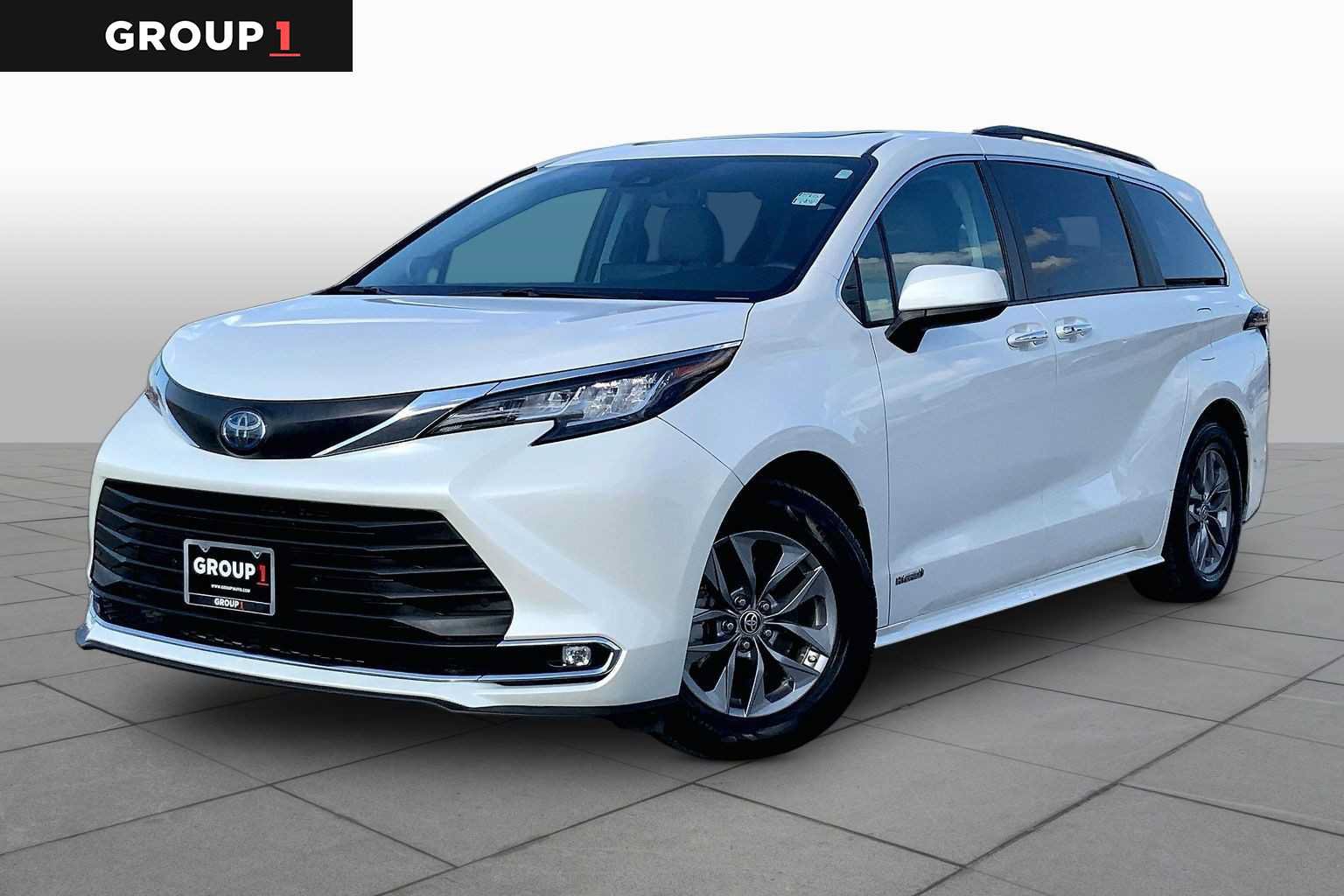 Used 2021 Toyota Sienna XLE w/ XLE Plus Package FWD image 1