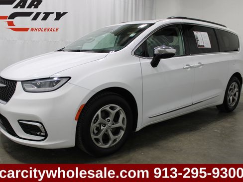 Used 2023 Chrysler Pacifica Limited FWD image 1
