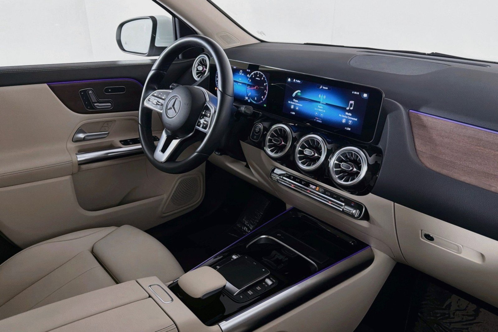 Used 2023 Mercedes-Benz GLA 250 4MATIC w/ Premium Package image 18