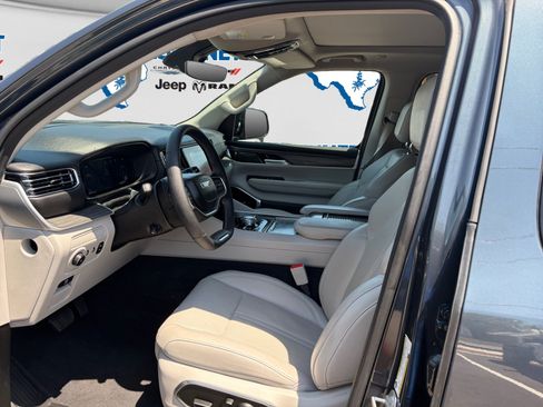 Certified 2024 Jeep Wagoneer Series III w/ Premium Group I AWD/4WD image 11
