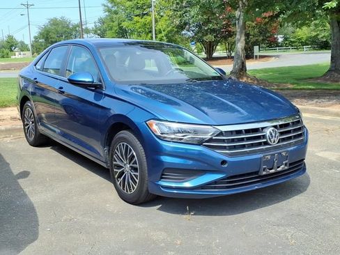 Used 2020 Volkswagen Jetta SE w/ SE Cold Weather Package FWD image 4