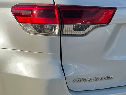 Used 2019 Toyota Highlander Limited image 16