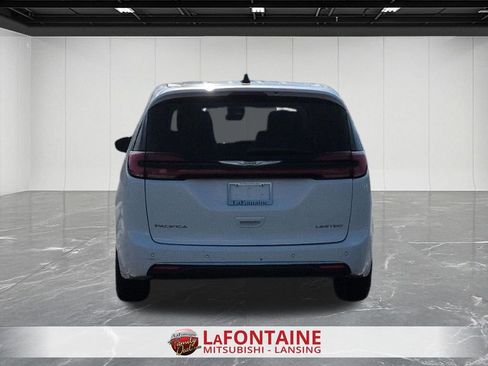 Used 2024 Chrysler Pacifica Limited image 4
