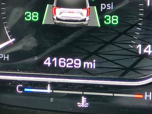 Used 2023 GMC Yukon SLT image 32