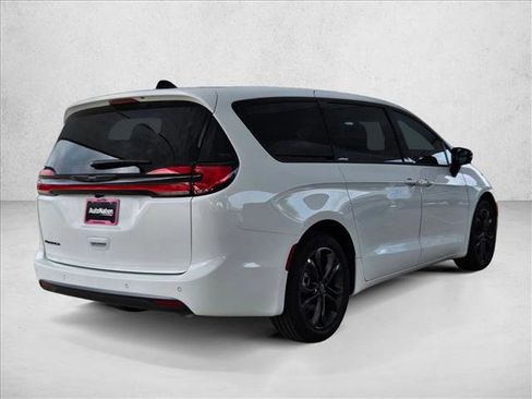 New 2026 Chrysler Pacifica Select FWD image 2