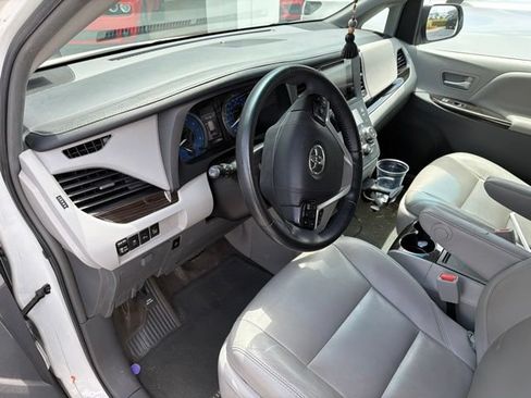 Used 2017 Toyota Sienna AWD image 14