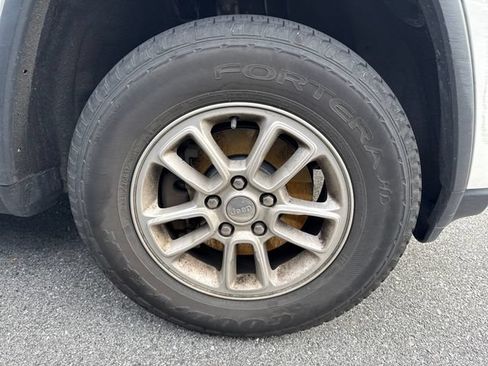 Used 2018 Jeep Grand Cherokee Laredo AWD/4WD image 8