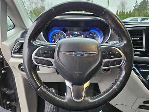 Used 2020 Chrysler Pacifica Touring-L Plus image 20
