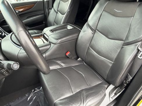 Used 2019 Cadillac Escalade Luxury AWD/4WD image 30