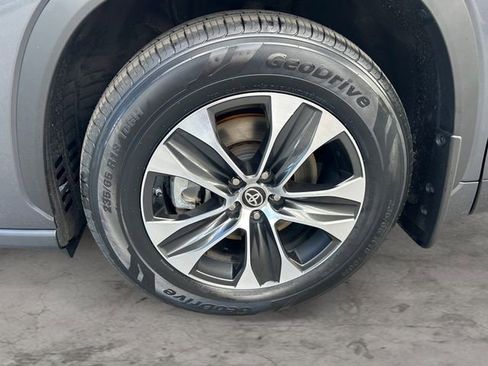 Certified 2020 Toyota Highlander XLE image 9