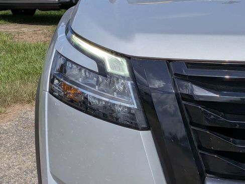 Used 2022 Nissan Pathfinder SV w/ SV Black Package FWD image 10