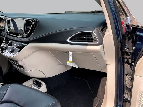 Used 2023 Chrysler Pacifica Touring-L FWD image 17