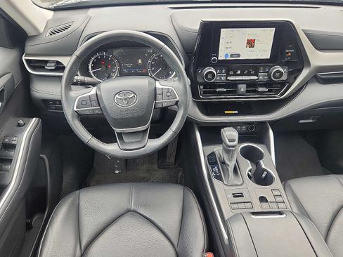 Used 2024 Toyota Highlander XLE AWD/4WD image 11