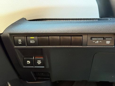 Used 2025 Toyota Sienna LE w/ LE Plus Package image 30