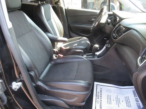Used 2020 Chevrolet Trax LT w/ Sun & Sound Package AWD/4WD image 13