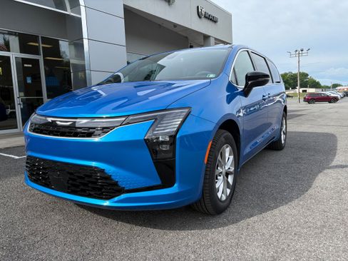 New 2027 Chrysler Pacifica Select AWD/4WD image 3