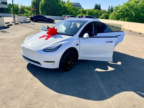 Used 2023 Tesla Model Y AWD image 44