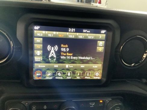 Used 2023 Jeep Gladiator Overland AWD/4WD image 18