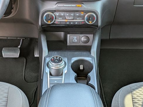 Used 2022 Ford Escape SE w/ SE Sport Appearance Package image 19