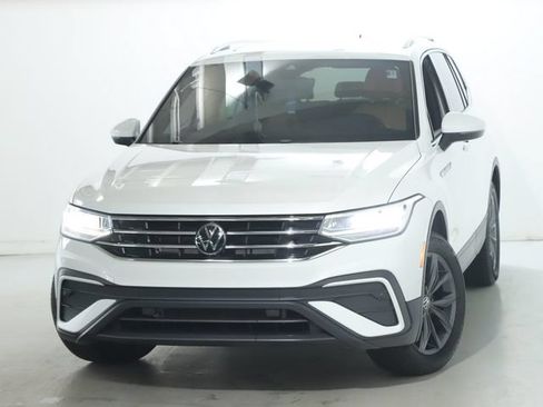 Used 2023 Volkswagen Tiguan SE w/ Panoramic Sunroof Package FWD image 3