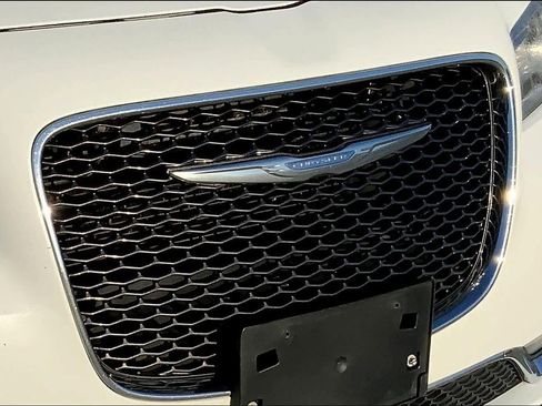 Used 2018 Chrysler 300 Limited image 27