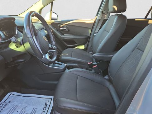 Used 2022 Chevrolet Trax LT w/ LT Convenience Package image 10