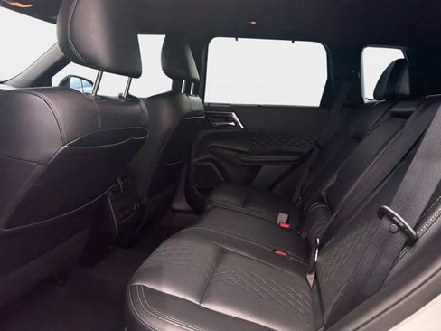 Used 2024 Mitsubishi Outlander SEL FWD image 12