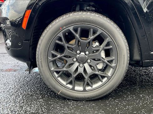 New 2025 Jeep Grand Cherokee Summit image 13