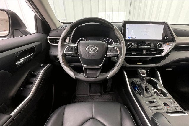 Used 2023 Toyota Highlander XLE AWD/4WD image 5